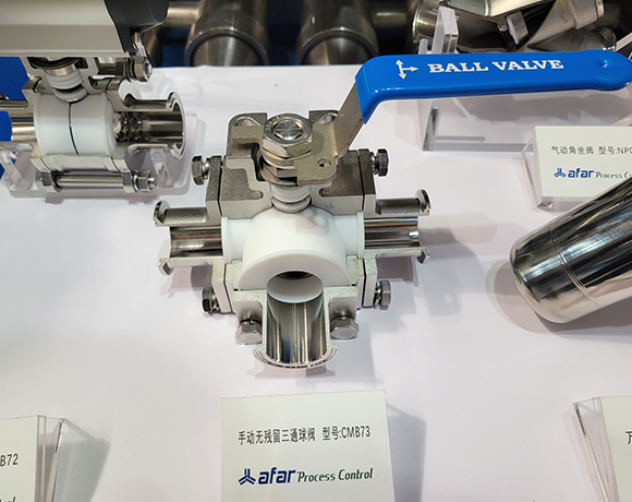 Manual residual free three-way ball valve