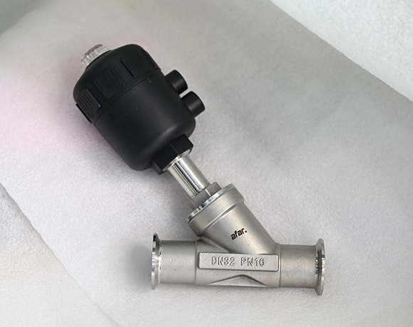 Pneumatic angle valve